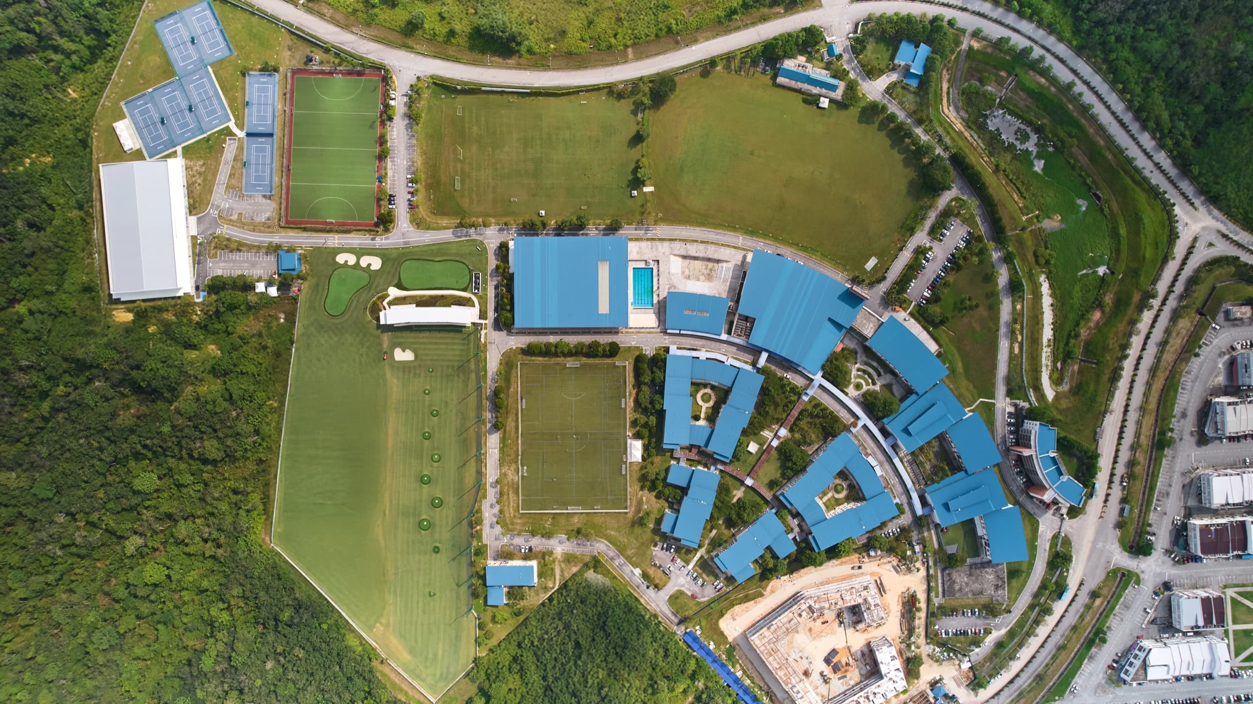 테니스 코트, 운동 구장, 골프 연습장이 보이는 Epsom College Malaysia 항공 사진